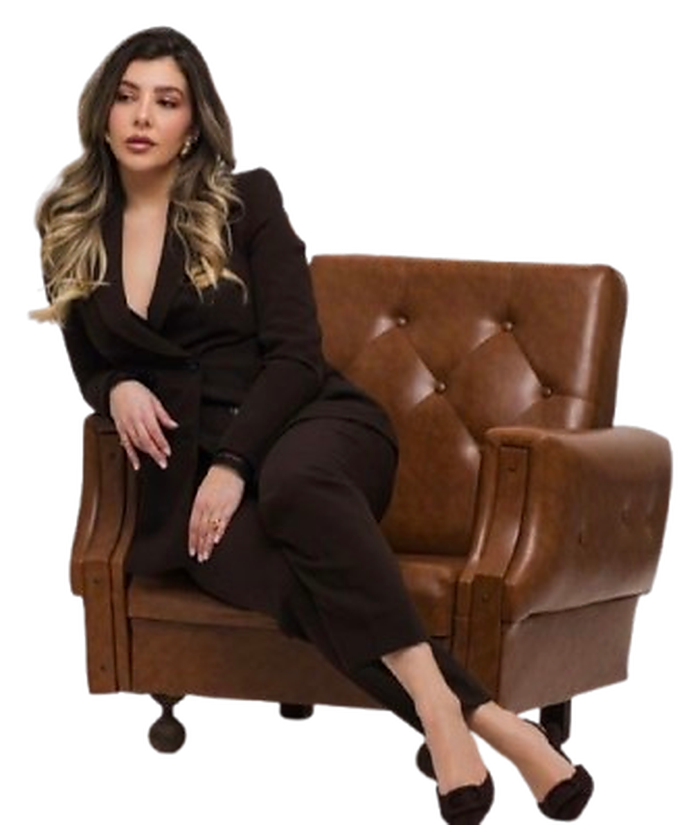 Ana Filipa Silva com fato preto, sentada na poltrona castanha